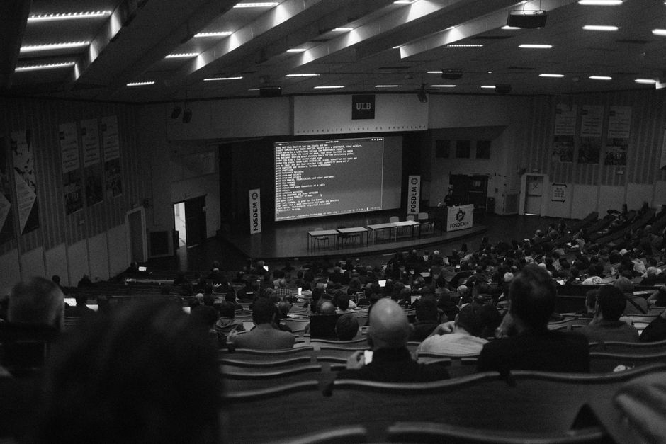 Преподаватель объясняет структуру проекта и требования к заданию